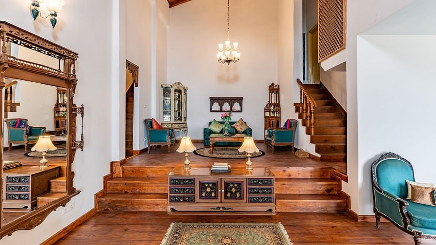 A living area with a huge chandelier at Te Aroha By Shervani, Mukteshwar