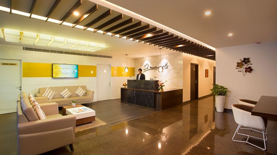 De Venetian Lobby area with seating arrangement