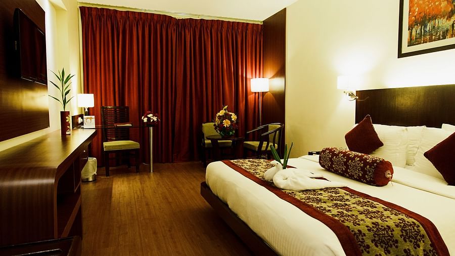 Business Suite at Hotel Atithi Pondicherry with a double bed and a television