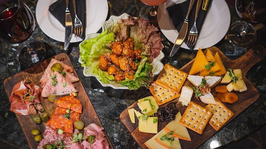 image of a huge extensive platter of various snacks and munchies served atThe Claridges New Delhi