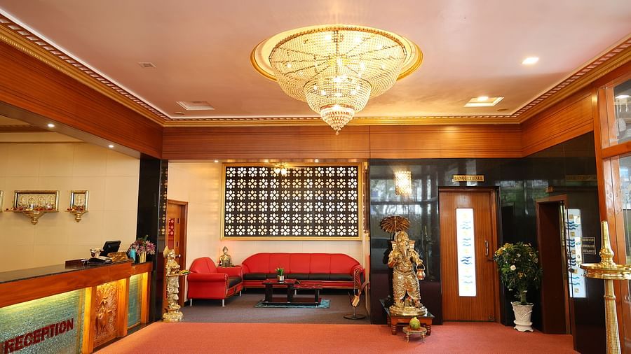 image of the lobby at The Grand Krishna Rooms with a beautiful chandelier hanging from the ceiling