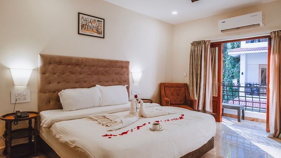 Spacious bedroom with a bed and balcony access at The Verda de Miranda Resort.