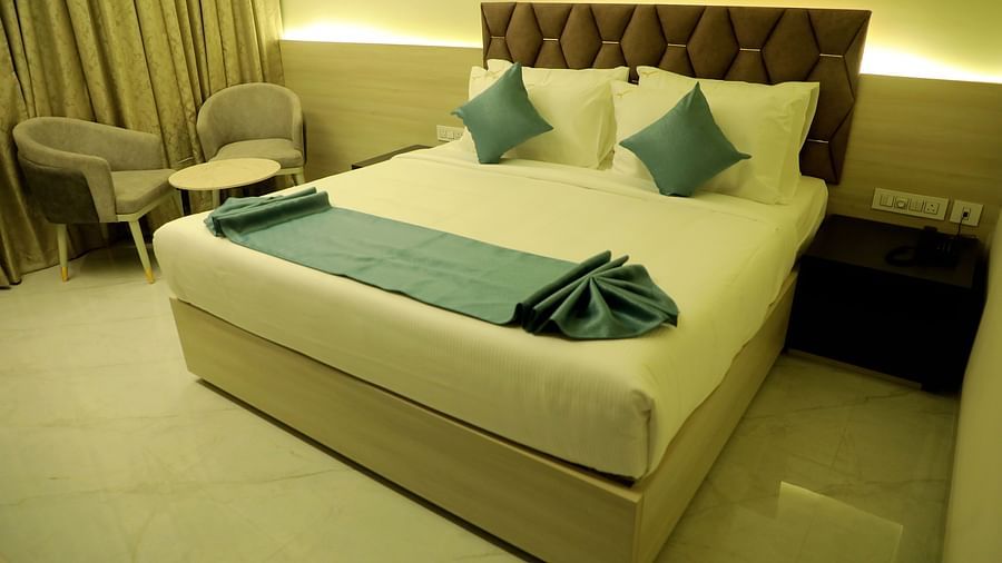 Spacious king-size bedroom at Town Square Suites featuring plush bedding and contemporary decor