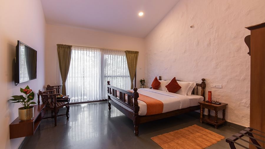 bedroom with large windows - Tapovana, Sakleshpura