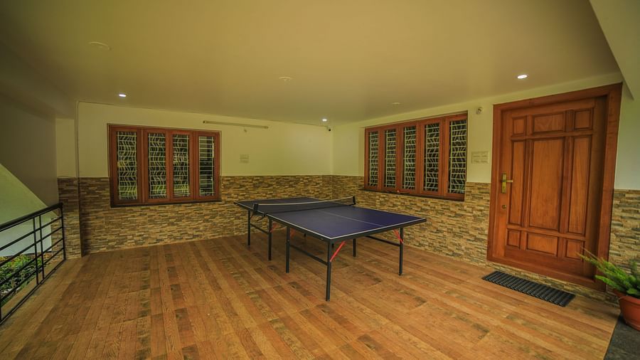 Image of a room with a table tennis table and a large door on the side at WOW Bison Woods.