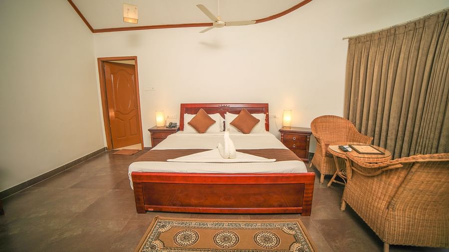 Image of a room with a bed and a seating area on the side at WOW Bison Woods.