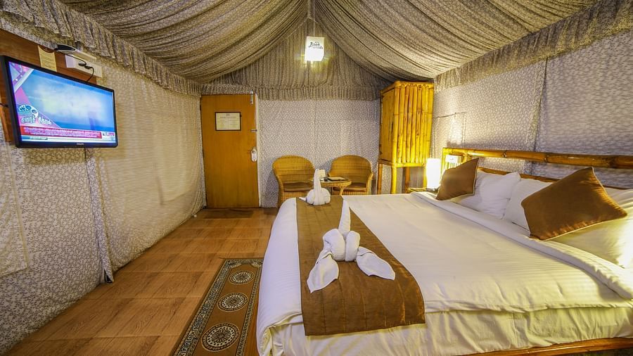 Side view of a room with a bed and a seating area on the side at WOW Bison Woods.