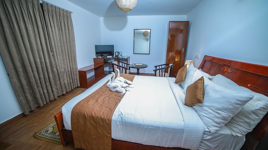 Side view of a rooom with a bed and a window in front of it at WOW Bison Woods.