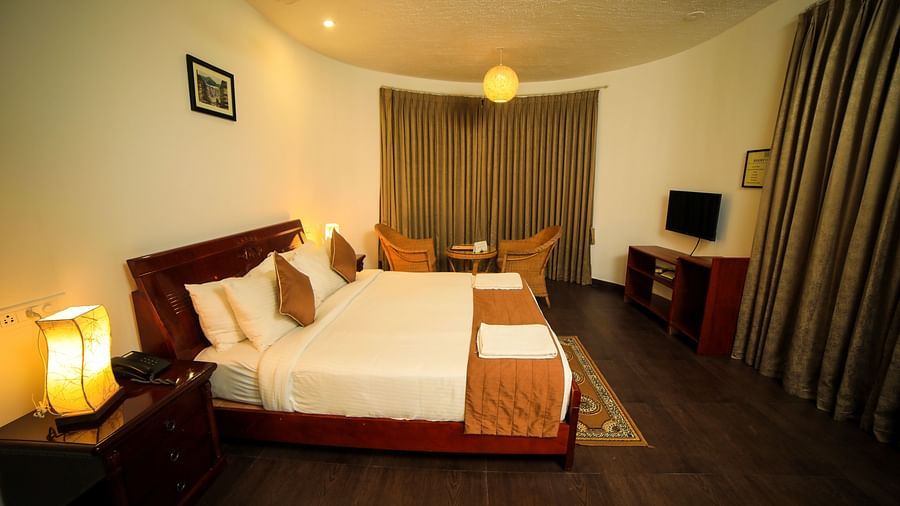 Side view of a room with a bed and a photo frame above the bed at WOW Bison Woods.