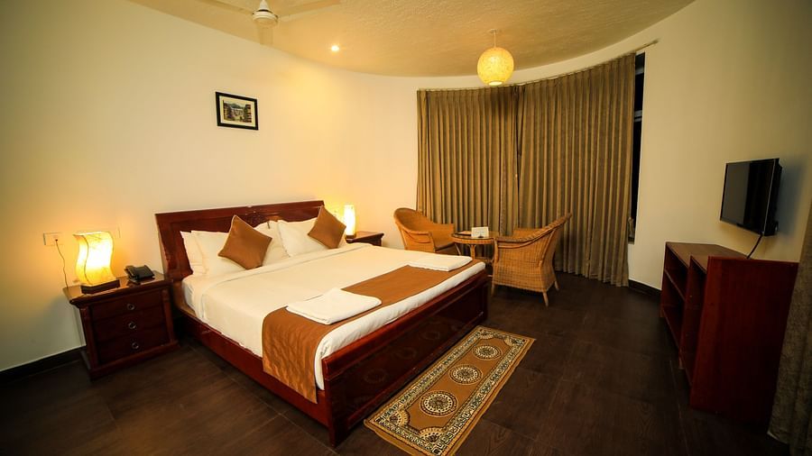 Image of a room with a bed and a ceiling fan above it at WOW Bison Woods.