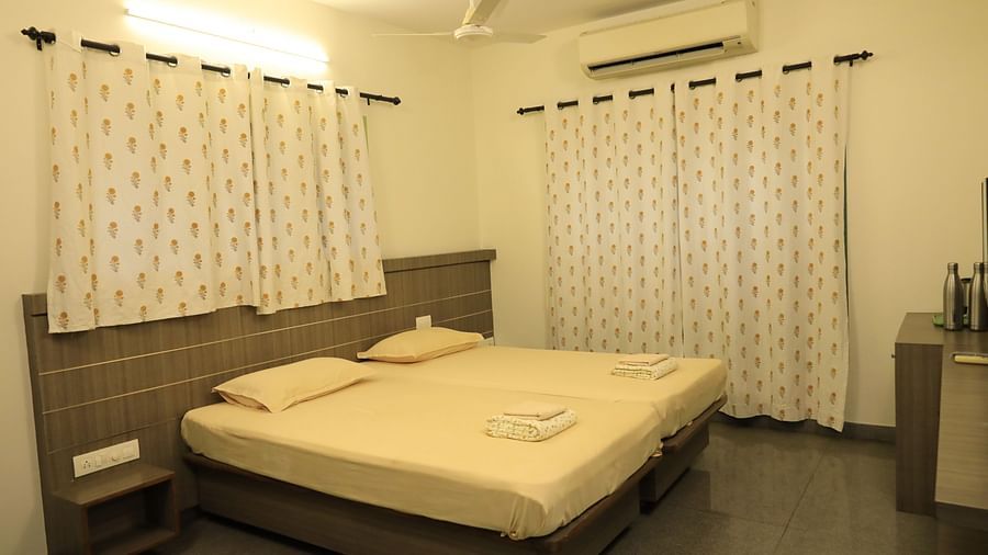 A cosy bedroom at Wyt Hotels Transit Nest, Madurai featuring a comfortable bed and soft pillows.