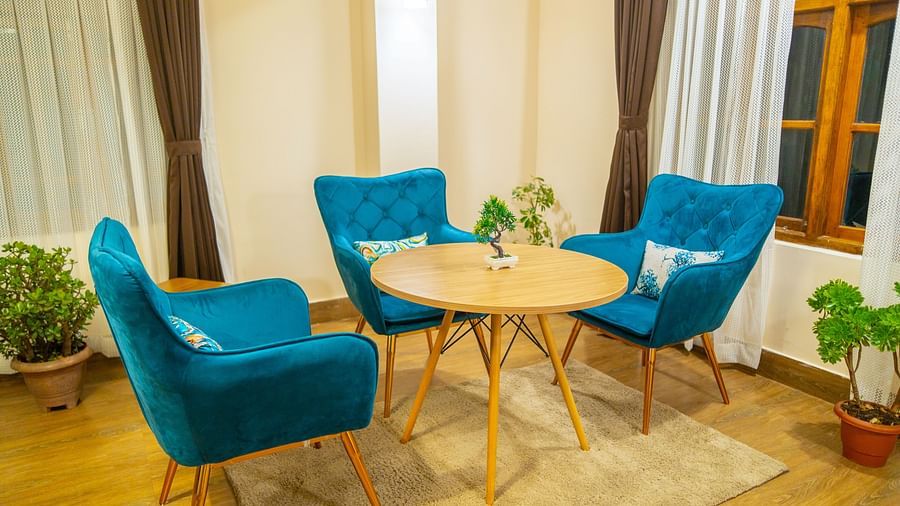 Dream Villa Retreat, Pelling - Three blue chairs kept in a circle with a coffee table in the middle