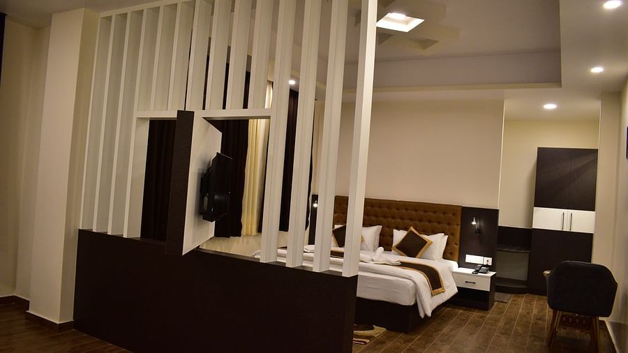 bedroom full view with rotatable TV cabinet in Kanchenjunga View Executive Suite - hotel montana vyoo