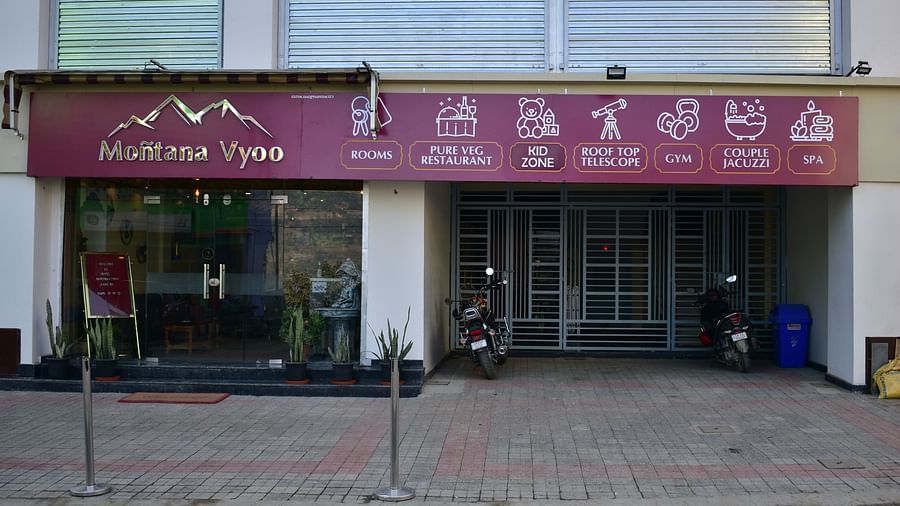 a parking area in front of hotel montana vyoo