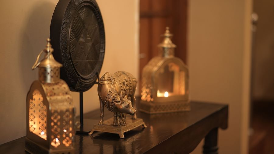Showpieces placed on a table - Lamrin Boutique Cottages Rishikesh