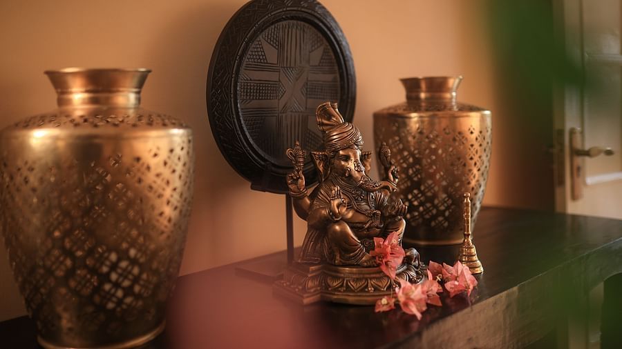 The interiors feature attractive showpieces 1 - Lamrin Boutique Cottages Rishikesh