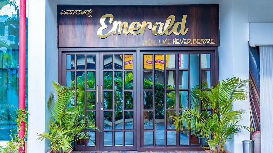 Entrance to the Emerald Bar and Restaurant at The Pearl Hotel, Hassan - 3