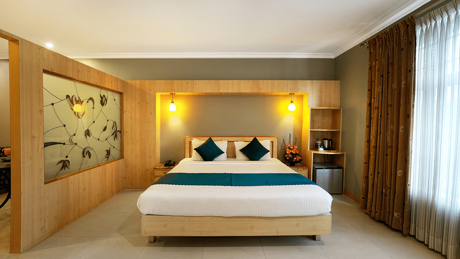  A luxurious Suite with a cosy king size bed and soft lighting - Cross Roads Inn, Bengaluru