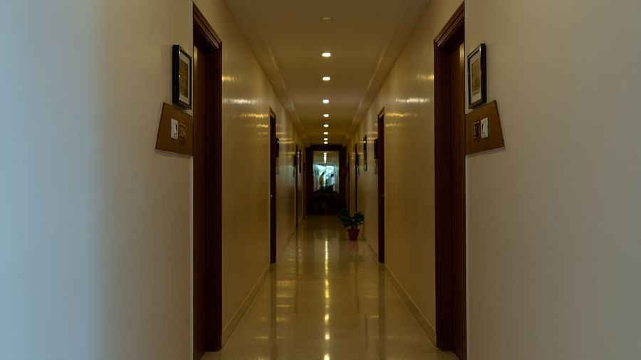 Corridor view with doors to different rooms in view - Hotel Pai Vista, KR Road
