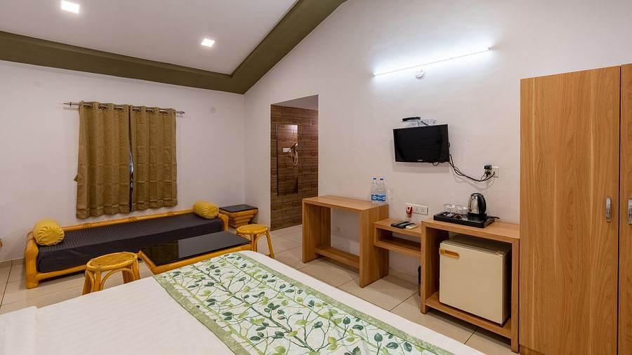 Luxury Cottage with large bed, wooden furniture and wall mounted television