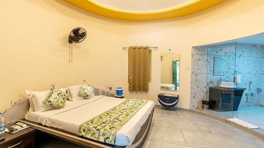 A room with with a double bed at Saavaj Resort