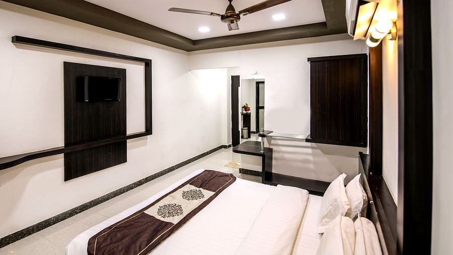 Standard room at Saavaj Resort with a double bed and a wardrobe