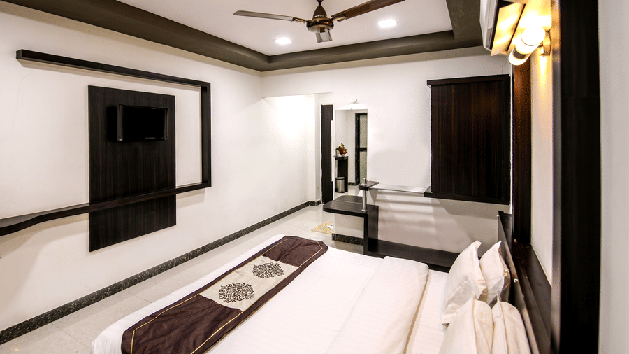 The Standard Room with a double bed, a television, a ceiling fan, an air conditioning, and tiled flooring at at Saavaj Resort . 