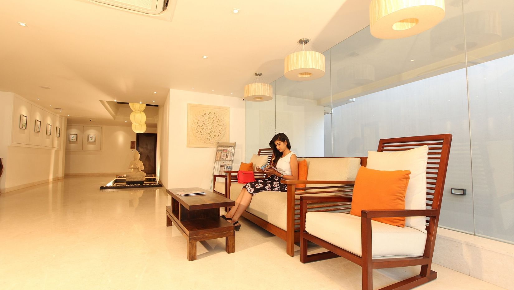 Temple Tree Hotel near Christ University, Temple Tree Hotel near NIMHANS Hospital Bangalore, best hotel near Christ University and NIMHANS Hospital near Hosur RoadReception desk of Temple Tree Hotel, Hotel In Wilson Garden, Hotel Near Lalbagh 4
