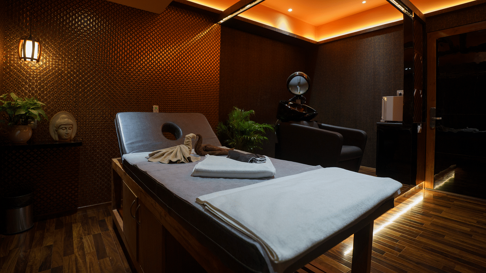 An angular shot of the massage bed at Ayur Spa at Coral Reef Hotel & Spa in Port Blair with towels on it