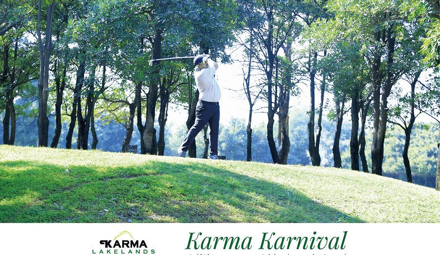 A player swinging the club in the golf tournament