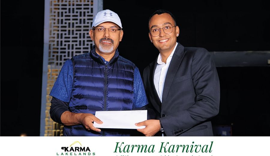 Picture of a person handing over the certificate to the participant