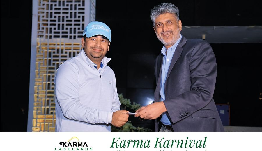 Picture of a person handing over the certificate to the participant