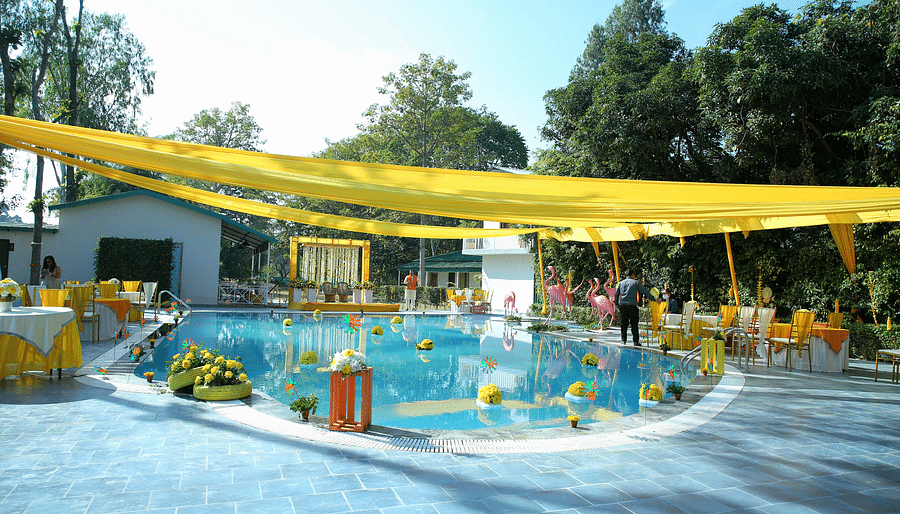 alt-text Pool Side