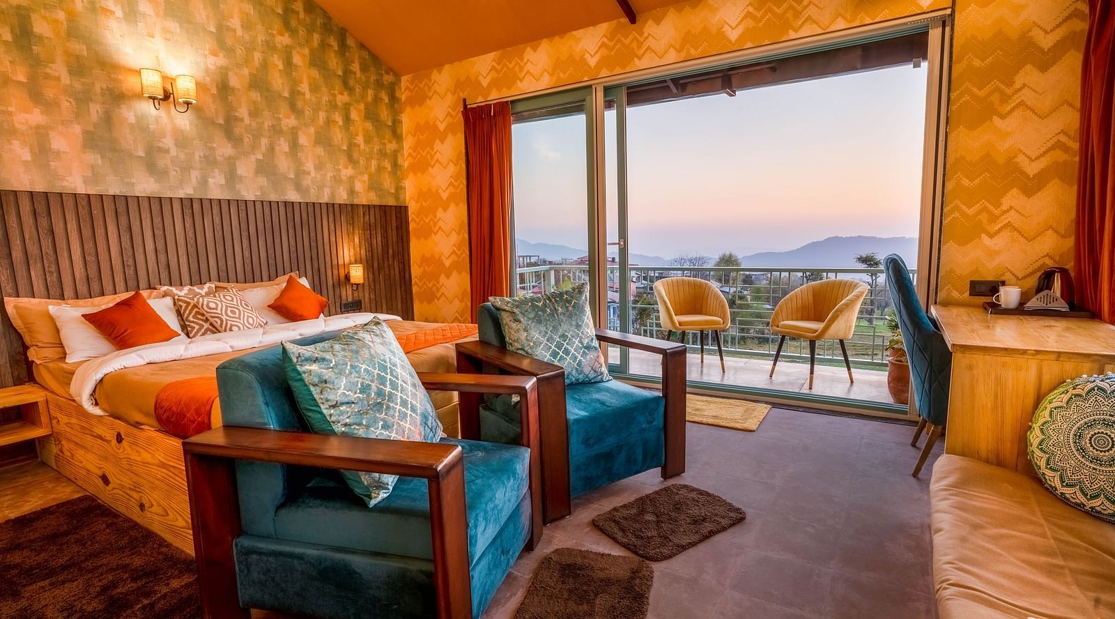 A room at Infinitea Retreat Bir with a double bed and seating