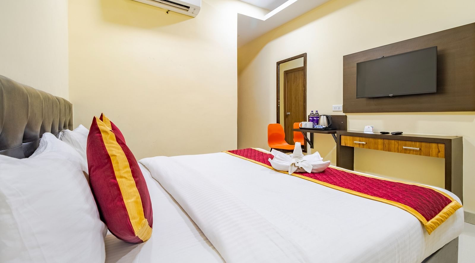 Grand room with a cosy bed and wall-mounted TV at Lemonridge Hotels