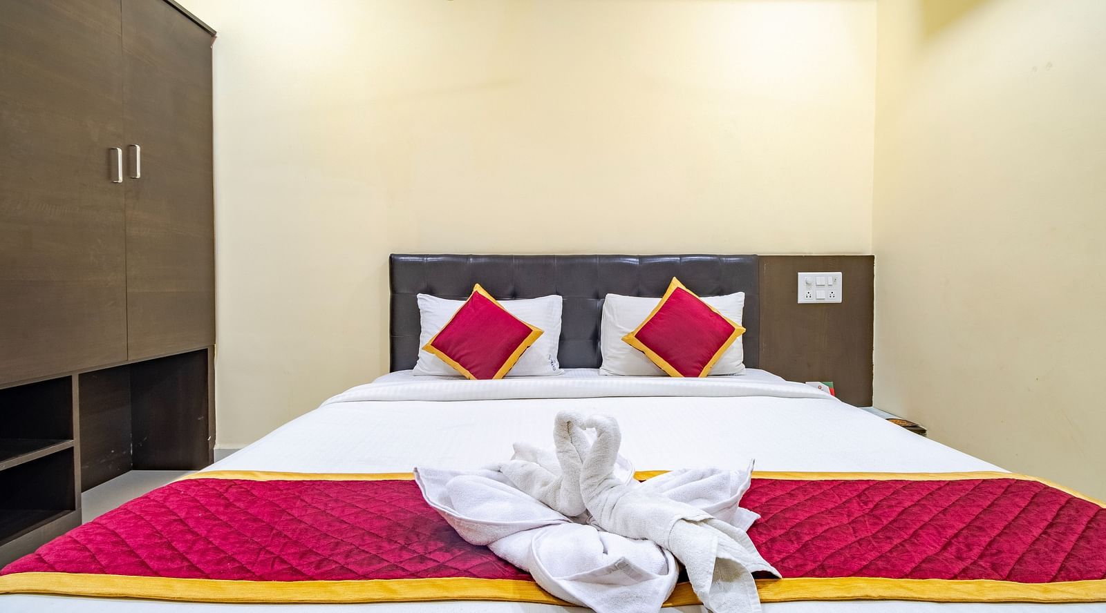 Grand room with cosy bed and corner wardrobe at Lemonridge Hotels
