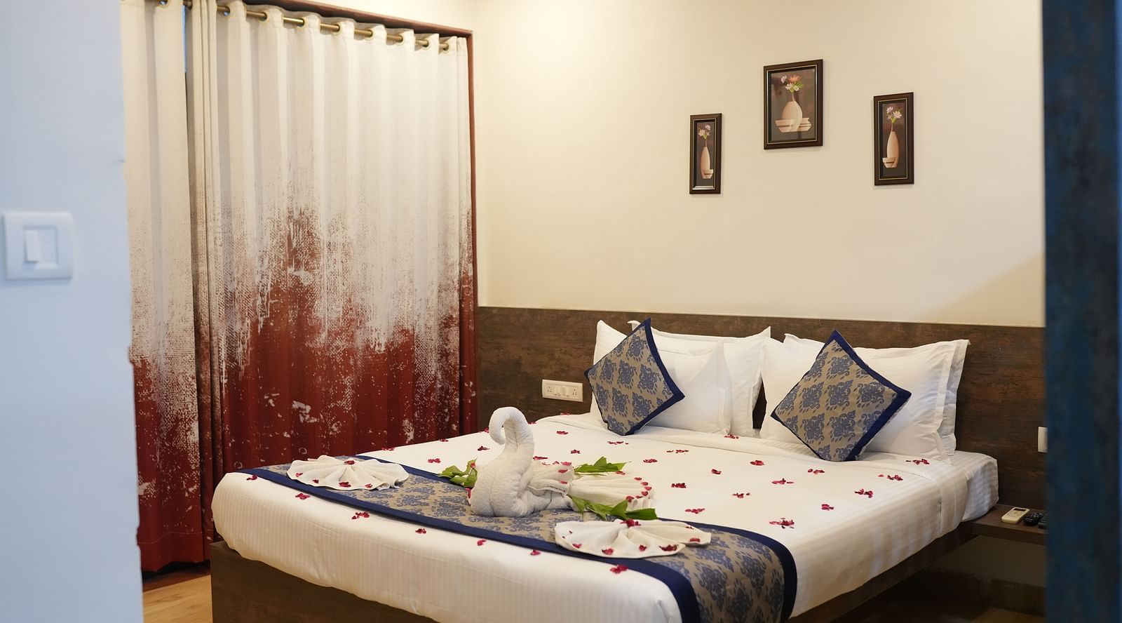 Suit Room (Chaar Minar)3