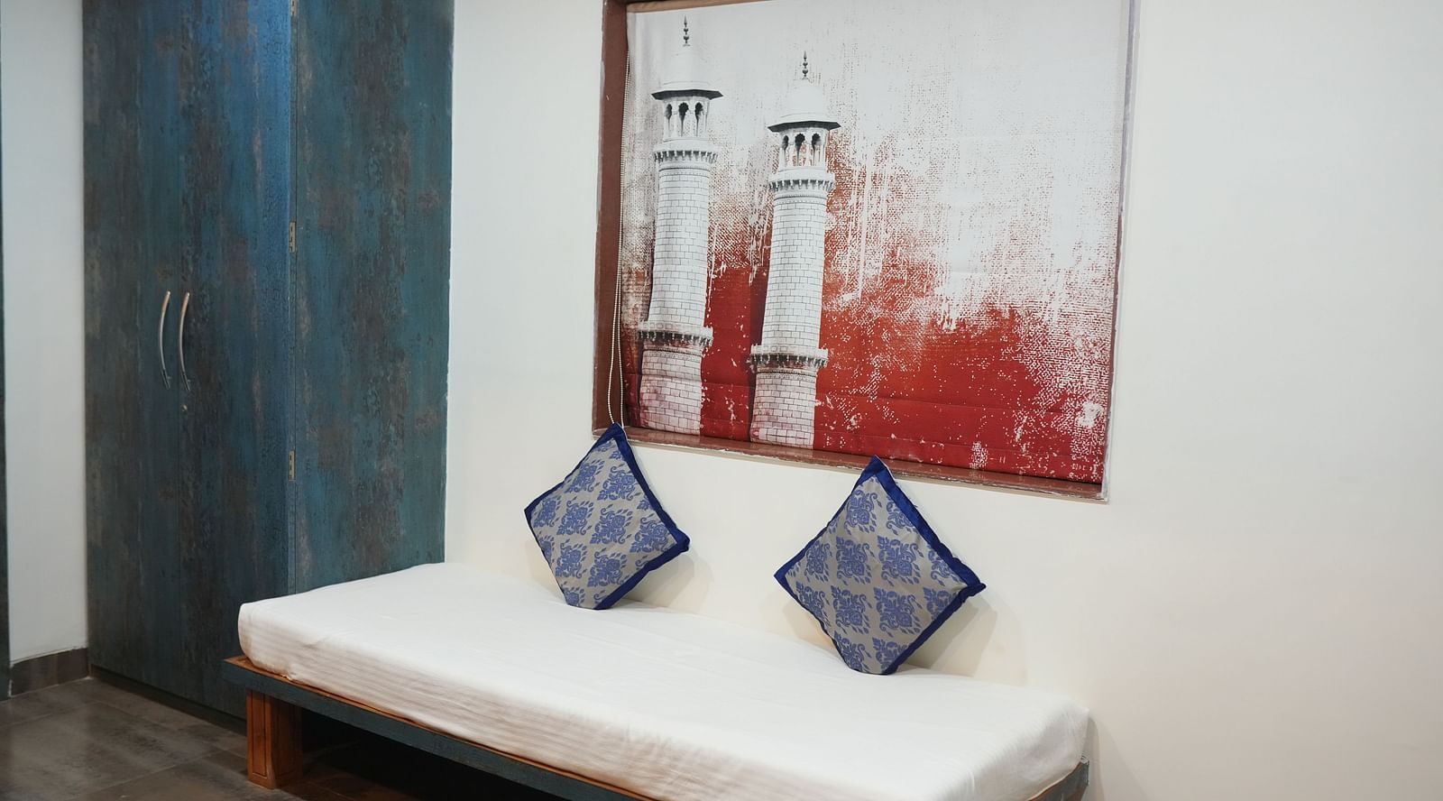 Suit Room (Chaar Minar)