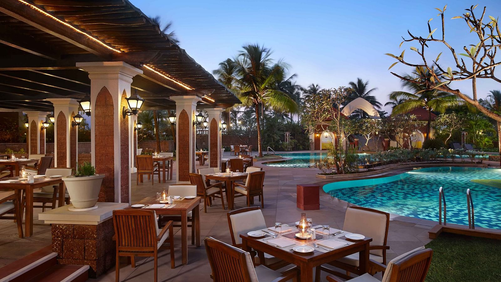 al fresco dining at Castaways restaurant at Caravela Beach Resort - Restaurants in South Goa