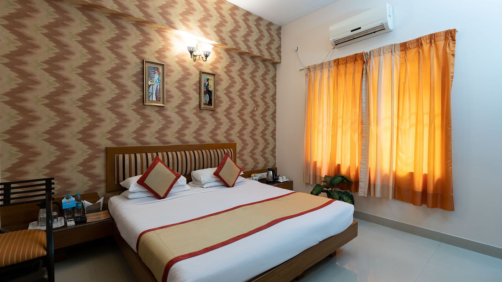 A double bed with side tables inside one of the rooms - Hotel Pai Vista, KR Road