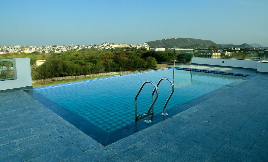 the swimming pool at the terrace of the hotel in Udaipur - Hotel Bawa, Udaipur 1