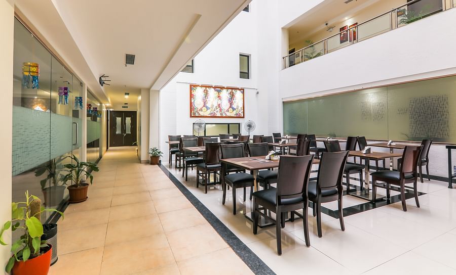 alt-text Dining area of magnus star
