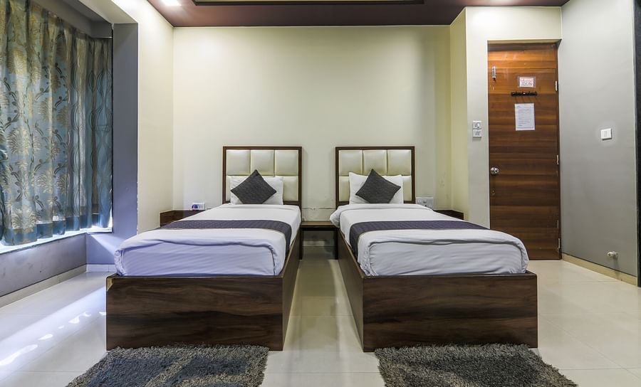 alt-text Premium Twin Room
