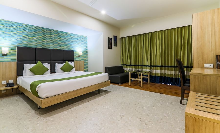 deluxe king room facing window