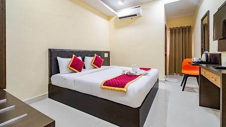Grand room with a cosy bed and wall-mounted TV at Lemonridge Hotels