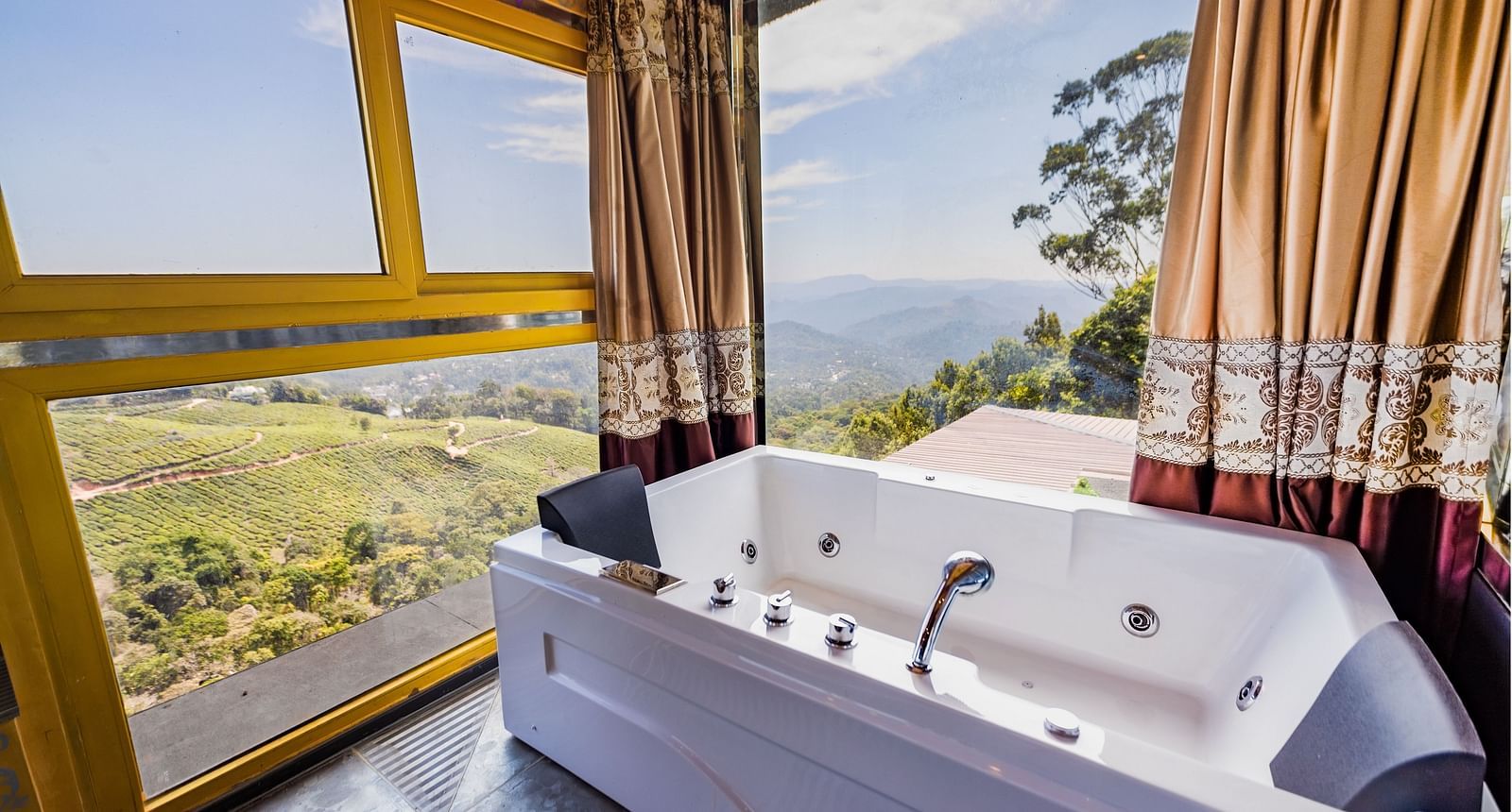 Jacuzzi 180 Degree Suite atParakkat Nature Hotel and Resorts, Munnar 1