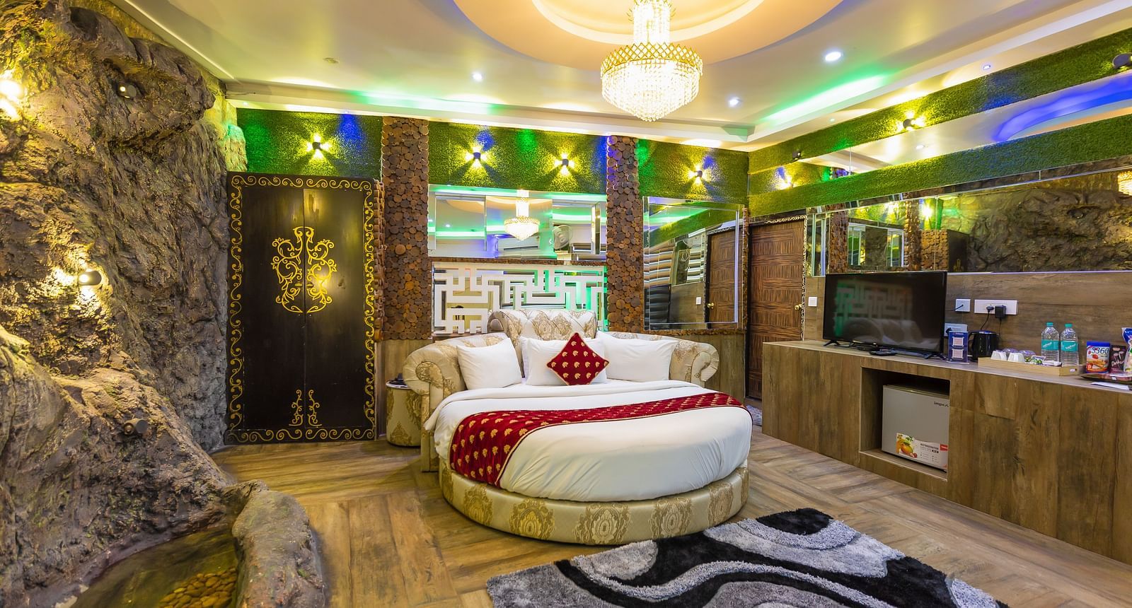 a round bed with beautiful ceiling at the Single Bedroom Pool Villa at Parakkat Nature Hotel and Resorts Munnar 