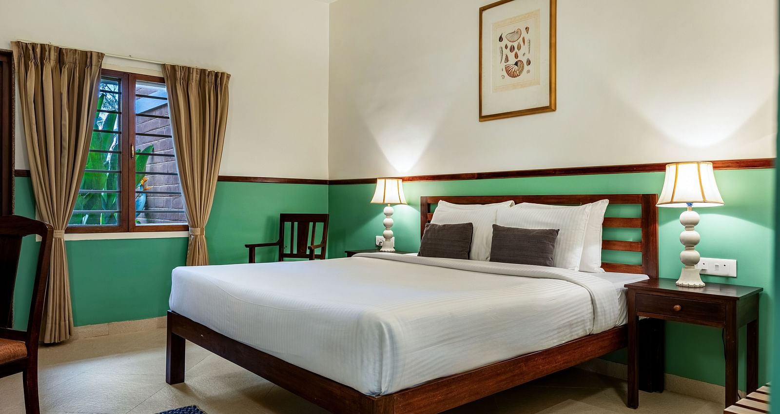  Bedroom stay in Pondicherry with a double bed, lamps, and curtains | Mango Hill Shallow Beach Resort ECR