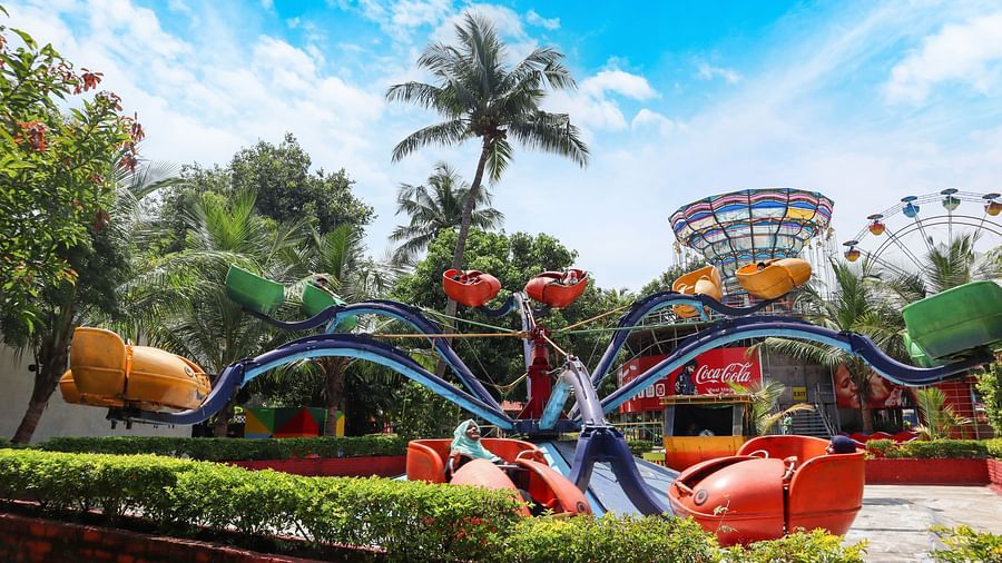 Spider Spin ride featuring legs of a huge spider at MGM Dizzee World which have seats and at the centre there is a controller which spins the entire ride.