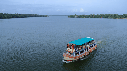 A houseboat going across a lake in Kerala